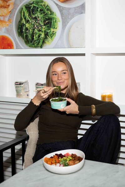 Cinamatisch beeld van pokebowl in een restaurant in Amsterdam