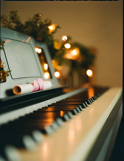 Piano dans une ambiance de Noel