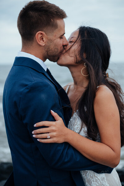 couple kissing near ocean