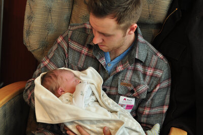 father holding newborn in minneapolis hospital
