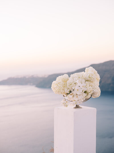 white hydrangea and orchid flower arrangement overlooking the ocean, modern wedding, modern monterey wedding, monterey wedding, carmel wedding, monterey wedding photographer