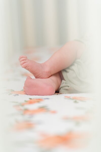 baby feet in the crib during lifestyle newborn photography in McLean, Virginia