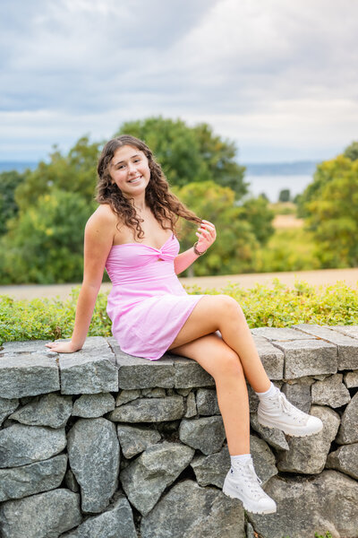seattle waterfront park senior picture rock wall