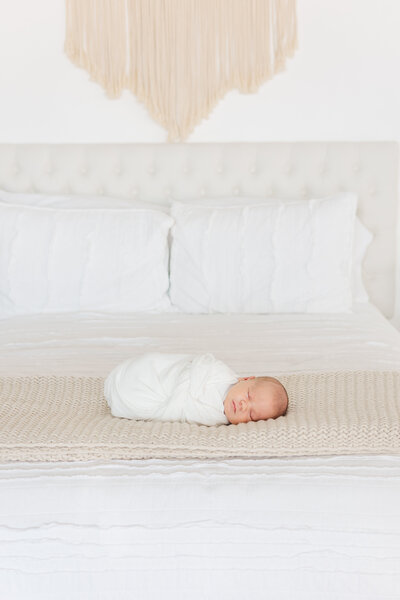 posed-newborn-photographer-dallas-fort-worth-studio-baby-photoshoot-sarah-leana-photography-5