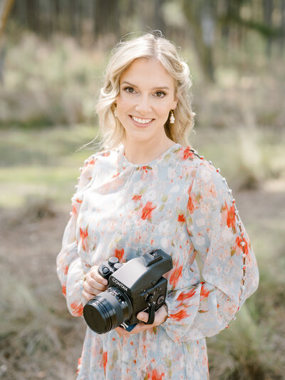 Italy wedding photographer Amy Mulder with her contax 645 film camera
