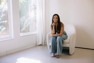 A health coach poses for a photo during her Colorado Branding Session. 