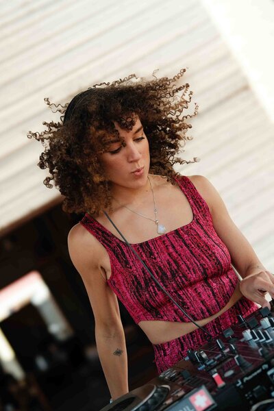 DJ tijdens een festival in Haarlem