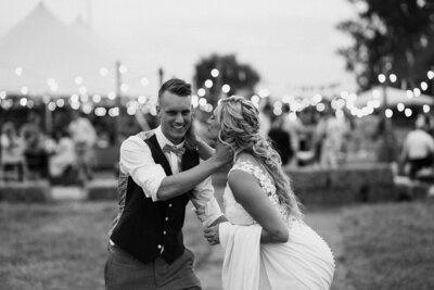 Bruid wilt kus aan bruidegom geven en bruidegom lacht