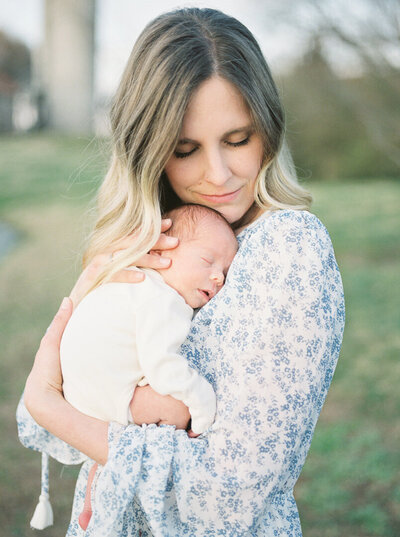 Mom and Dad hold their newborn baby at their photo session in Murfreesboro, TN