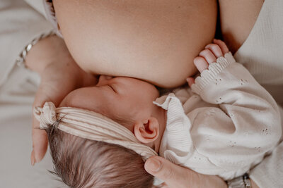 ntiem moment tussen ouder en baby vastgelegd door kinderfotograaf Leukfotografie – newbornshoot Amsterdam Noord