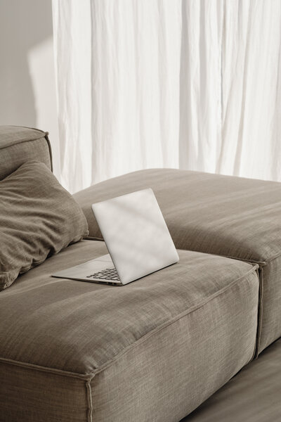 kaboompics_home-office-on-the-sofa-laptop-macbook-29703