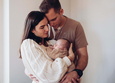 Paar mit neugeborenem Baby im Arm