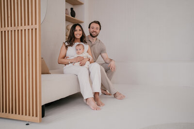 Pasgeboren baby gefotografeerd door Leukfotografie, gespecialiseerd in pure newbornfotografie in Atelier Oost