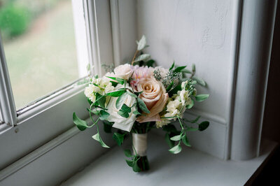 Dulanys-Overlook-Frederick-MD-wedding-florist-Sweet-Blossoms-bridesmaid-bouquet-Shannon-Ensor-Photography