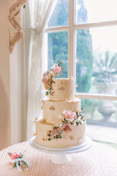 Wedding cake at Rosecliff Mansion Wedding