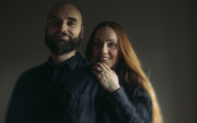Portrait of the passionate photography duo, Paula and Pete, co-founders of The Swiechs, capturing timeless moments with love and artistry