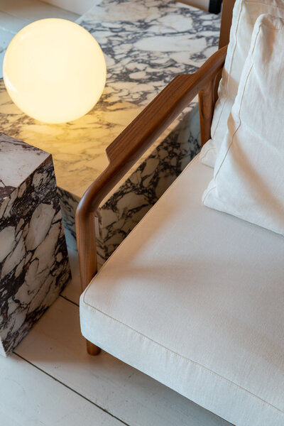 Marmer salontafel tafellamp fauteuil japandi wit linnen met noten