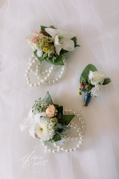Picture of boutonniere and flower bracelet?