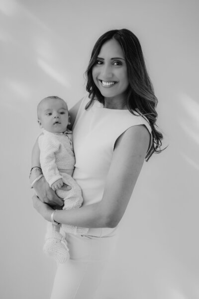 ntiem moment tussen ouder en baby vastgelegd door kinderfotograaf Leukfotografie – newbornshoot Amsterdam Noord