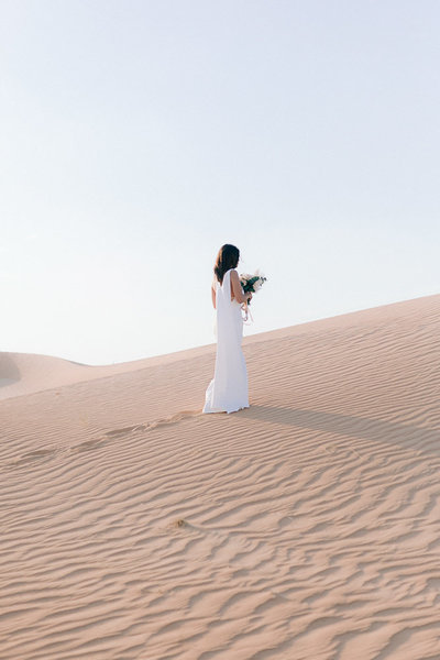 Wedding_photoshoot_in_the_desert_of_dubai_with breide_and_groom_editorial_bridal_shoot_gabriella_vanstern (3)
