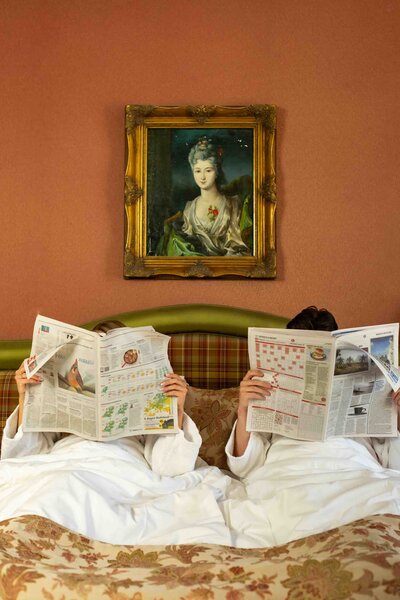 Luxe hotelkamer in Amsterdam met uitzicht op de grachten en warm interieurlicht