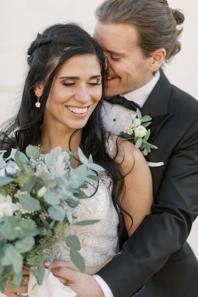 Bröllopsfotograf  Stockholm Brudbukett och brudpar som håller varandra i handen