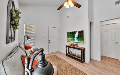 Living area in this 2-bedroom, 1 bathroom vacation rental home located 4 minutes from delicious Magnolia Table and 5 minutes from the beautiful Baylor campus in Waco, TX