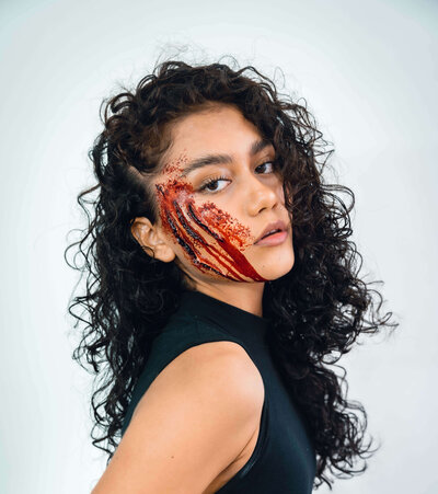 Kelly Morales posa con maquillaje de heridas