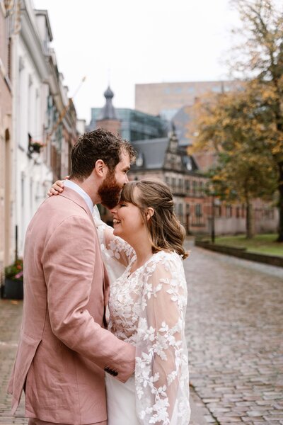 Trouwfotograaf Groningen gezocht? Iris Antonides Fotografie is jullie bruiloft fotograaf in regio Groningen, Drenthe en Friesland, als je houdt van lichte, warme foto's op een ongedwongen, persoonlijke manier.