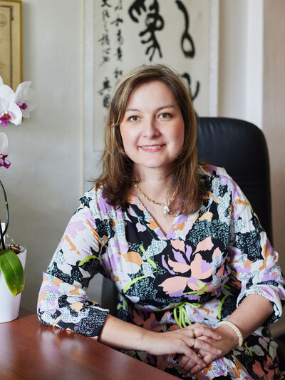 Zuzana, a therapist of Traditional Chinese medicine from Prague, performing acupuncture