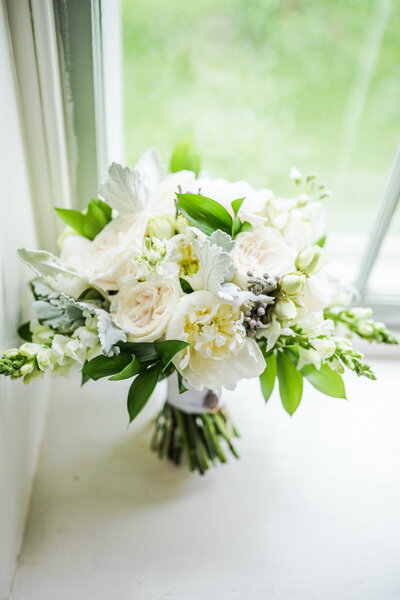 Stone-Manor-Country-Club-MD-wedding-florist-Sweet-Blossoms-bridal-bouquet-Amanda-Summers-Photography