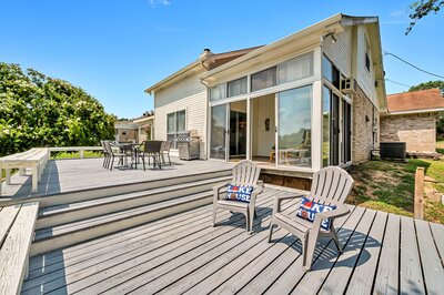 Back deck with outdoor seating at this Enclosed porch with view of the lake at this 3-bedroom, 2.5 bathroom lake house with incredible view of Lake Belton located at Morgan's Point, near Rogers Park and Temple Lake Park.