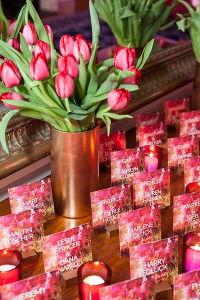 Pink name cards and vase with tulips