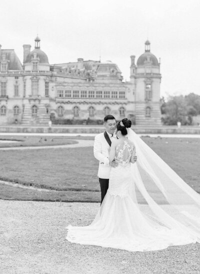 17-Chateau-de-Chantilly-wedding-portrait-Alexandra-Vonk-photography