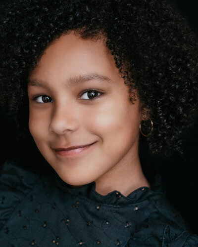 Professioneel kinderportret van een meisje met zwarte krullen door Leukfotografie, kinderfotograaf uit Amsterdam Noord