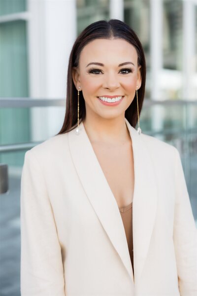 A business head shot with a white suit jacket in Orlando, Florida