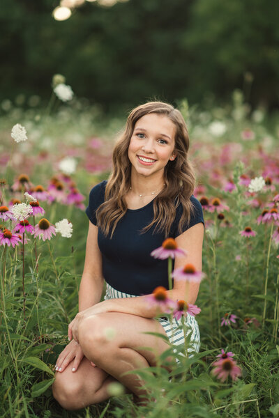 Des-Moines-Iowa-Senior-Theresa-Schumacher-Photography-Girl-Nature-Summer-Flower-Field