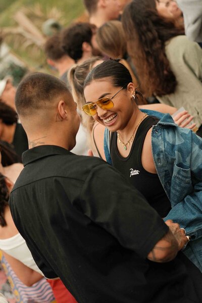 koppel die op het strand aan het dansen is in Noord Holland tijdens een event