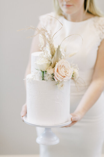 Clean and romantic wedding cake