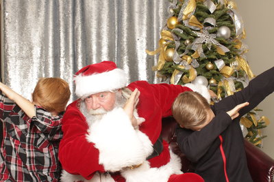 santa with two kids dabbing