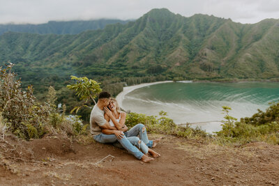 couple photo session on a hike in oahu