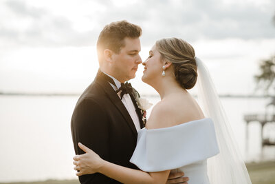 Couple kissing backlight by the sun at Rip Van Winkle Weddings
