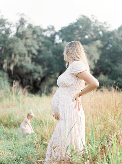 outdoors-maternity-photoshoot