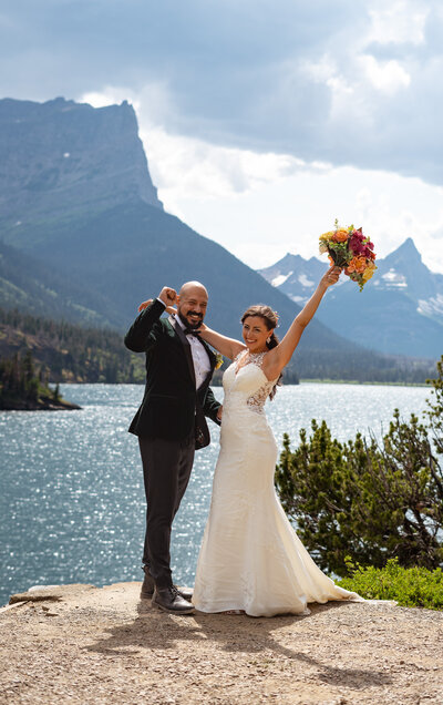 wedding couple in glacier national park
