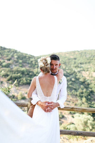 couple-hugging-at-luxury-wedding-in-st-tropez