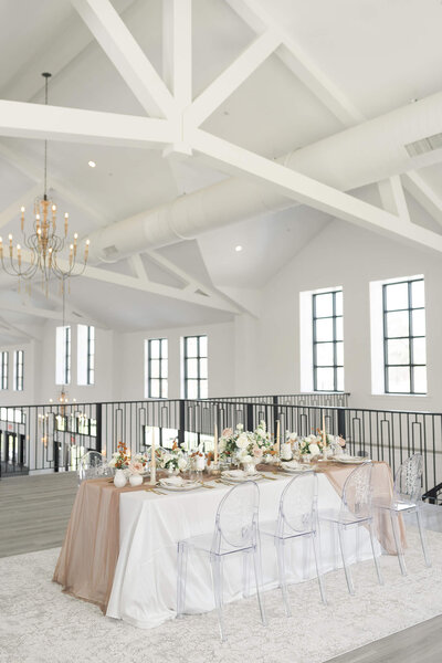 full wedding table on the upper level of Boxwood Manor in Houston Texas by Swish and Click Photography