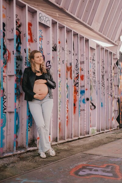 Zwangerschapsshoot van aanstaande moeder stoere NDSM AMsterdam noord  door Leukfotografie