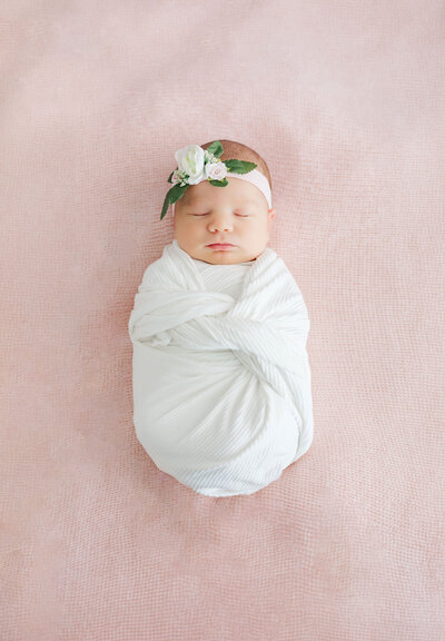posed-newborn-photographer-dallas-fort-worth-studio-baby-photoshoot-sarah-leana-photography-16