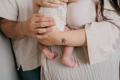 Close-up van babyhandje tijdens newbornshoot door Leukfotografie, babyfotograaf in Amsterdam Noord"