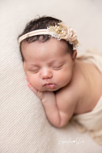 beanbag pose newborn met prachtig haarbandje vintage romantic style